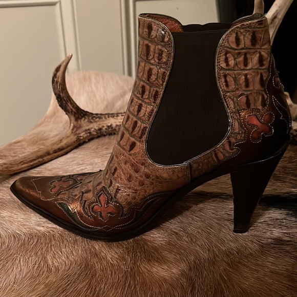 Donald Pliner Alligator Print Bronze Bootie 5 1/2 - Picture 3 of 6